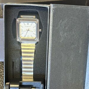 Elevate your look with this sleek AKNIGHT men’s or women’s wristwatch.